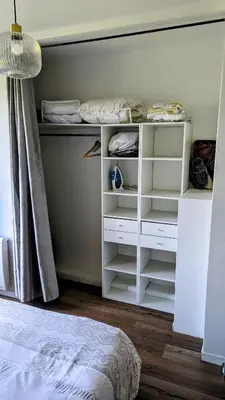 Un ou plusieurs lits dans un hébergement de l'établissement Logement à Brive près de la campagne et centre-ville, avec parking privé, climatisation, et double balcon privé