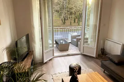 Télévision ou salle de divertissement dans l'établissement Logement à Brive près de la campagne et centre-ville, avec parking privé, climatisation, et double balcon privé