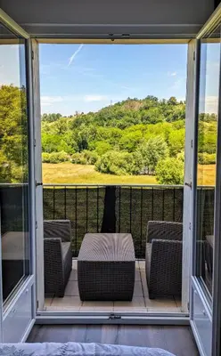 Balcon ou terrasse dans l'établissement Logement à Brive près de la campagne et centre-ville, avec parking privé, climatisation, et double balcon privé
