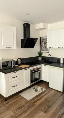 Cuisine ou kitchenette dans l'établissement Logement à Brive près de la campagne et centre-ville, avec parking privé, climatisation, et double balcon privé