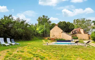 Piscine de l'établissement La Metairie De La Garenne ou située à proximité