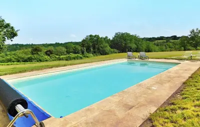 Piscine de l'établissement La Metairie De La Garenne ou située à proximité