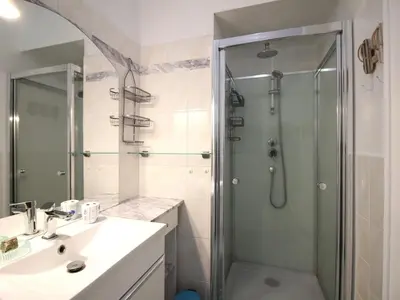 Salle de bains dans l'établissement Confortable T3 avec Wi-Fi à 200m des thermes - 5 couchages max - FR-1-608-260