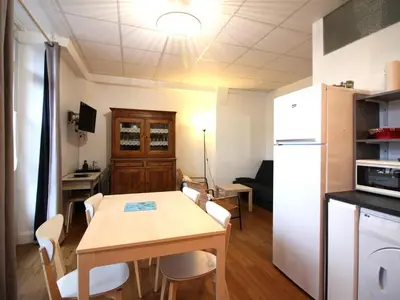Cuisine ou kitchenette dans l'établissement Confortable T3 avec Wi-Fi à 200m des thermes - 5 couchages max - FR-1-608-260