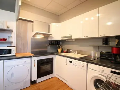 Cuisine ou kitchenette dans l'établissement Confortable T3 avec Wi-Fi à 200m des thermes - 5 couchages max - FR-1-608-260