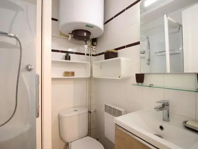 Salle de bains dans l'établissement Appartement T2 au Mont-Dore avec Ascenseur et Wifi - FR-1-608-262
