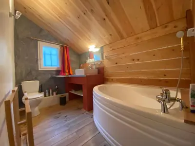 Salle de bains dans l'établissement Chalet vue lac
