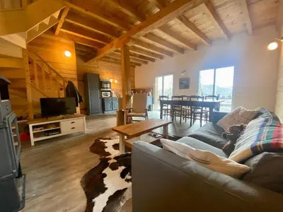 Coin salon dans l'établissement Chalet vue lac