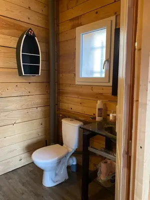 Salle de bains dans l'établissement Chalet vue lac