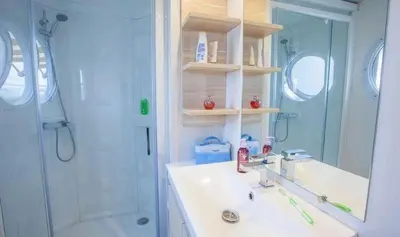 Salle de bains dans l'établissement ZEcamping 4 familial pataugeoire pet friendly animé