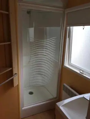 Salle de bains dans l'établissement ZEcamping 4 familial pataugeoire pet friendly animé