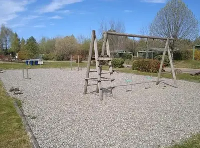 Aire de jeux pour enfants de l'établissement Chalet 3 étoiles - Piscine - eebbhf