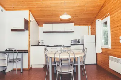 Cuisine ou kitchenette dans l'établissement Chalet 3 étoiles - Piscine - eebbhf