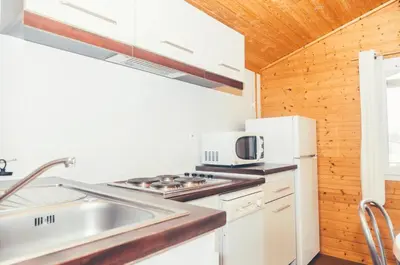 Cuisine ou kitchenette dans l'établissement Chalet 3 étoiles - Piscine - eebbhf