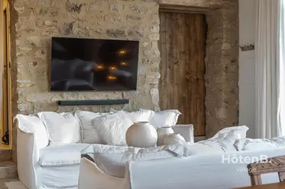 Un ou plusieurs lits dans un hébergement de l'établissement The Louis Aragon Cottage Exceptional Elegance