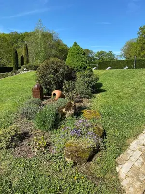 Jardin de l'établissement agréable chambre d hôte avec piscine et jacuzzi