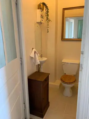 Salle de bains dans l'établissement Le Château Giat