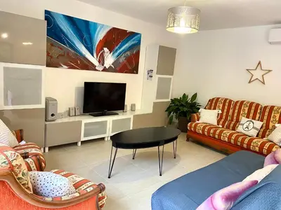 Télévision ou salle de divertissement dans l'établissement L’écrin des bois