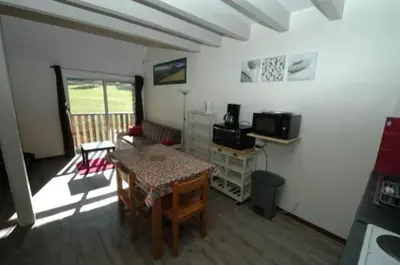 Télévision ou salle de divertissement dans l'établissement La Grange du Devezou