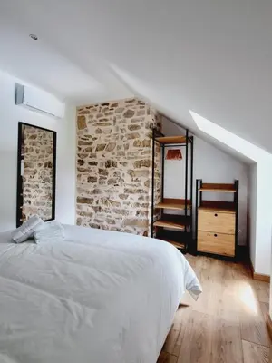 Un ou plusieurs lits dans un hébergement de l'établissement Gîte Le Chambougeal avec spa privatif