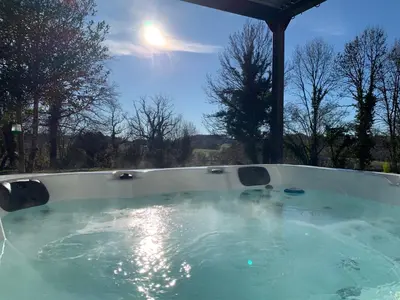 Piscine de l'établissement Gîte Le Chambougeal avec spa privatif ou située à proximité