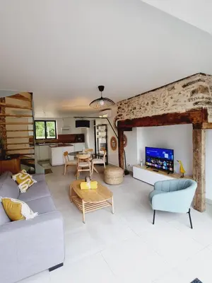 Télévision ou salle de divertissement dans l'établissement Gîte Le Chambougeal avec spa privatif