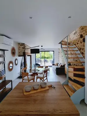 Coin salon dans l'établissement Gîte Le Chambougeal avec spa privatif