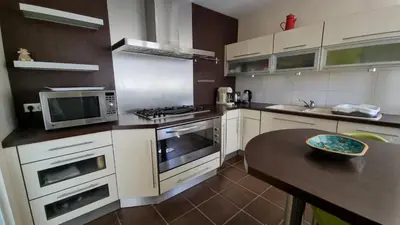 Cuisine ou kitchenette dans l'établissement Maison Meublée Montignac-Lascaux