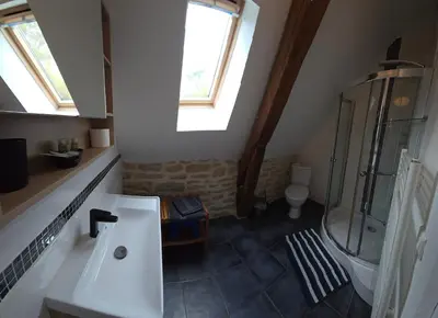 Salle de bains dans l'établissement La Grange du ratier