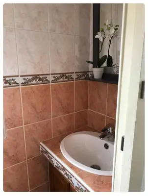 Salle de bains dans l'établissement Chambre dans maison avec piscine