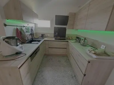 Cuisine ou kitchenette dans l'établissement Chambre dans maison avec piscine