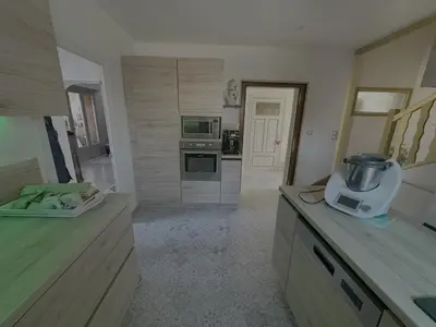 Cuisine ou kitchenette dans l'établissement Chambre dans maison avec piscine
