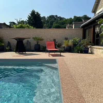 Chambre dans maison avec piscine