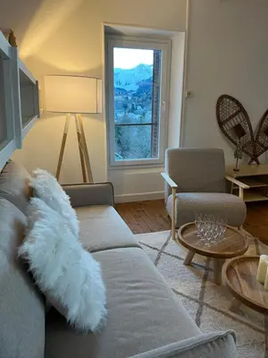 Coin salon dans l'établissement Logement Romily avec vue Montagne