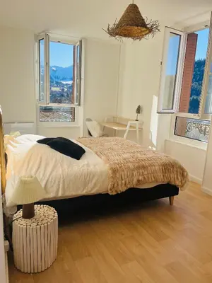 Un ou plusieurs lits dans un hébergement de l'établissement Logement Romily avec vue Montagne