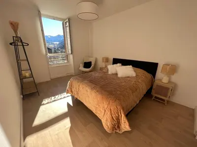 Un ou plusieurs lits dans un hébergement de l'établissement Logement Romily avec vue Montagne