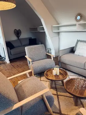 Coin salon dans l'établissement Logement Romily avec vue Montagne