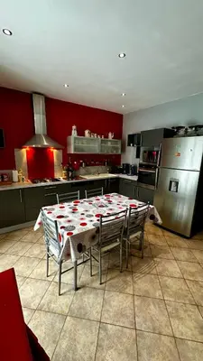 Cuisine ou kitchenette dans l'établissement L'école du Hameau 9pers Le Mont Dore