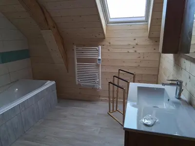 Salle de bains dans l'établissement Grande maison 7 chambres