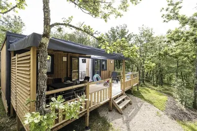 Jardin de l'établissement ZEcamping 4 étoiles animaux acceptés piscine couverte