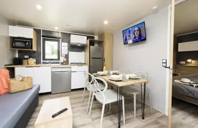 Cuisine ou kitchenette dans l'établissement ZEcamping 4 étoiles animaux acceptés piscine couverte