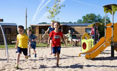 Clients de l'établissement ZEcamping 4 étoiles familial animaux acceptés terrain multisports