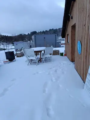 L'établissement Chalet au bord du lac en hiver