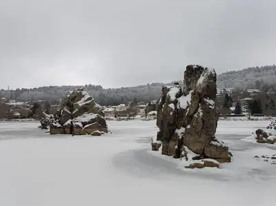 L'établissement Chalet au bord du lac en hiver