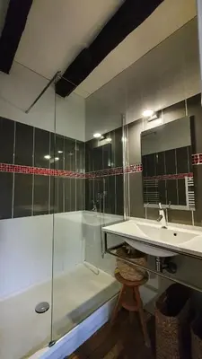 Salle de bains dans l'établissement Le Clos d'Ô Maison de charme La Salamandre avec sa piscine chauffée proche de Sarlat