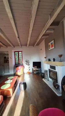 Télévision ou salle de divertissement dans l'établissement Le Clos d'Ô Maison de charme La Salamandre avec sa piscine chauffée proche de Sarlat