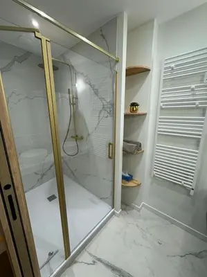 Salle de bains dans l'établissement Le Refuge des Skieurs Le Mont Dore 4/6pers