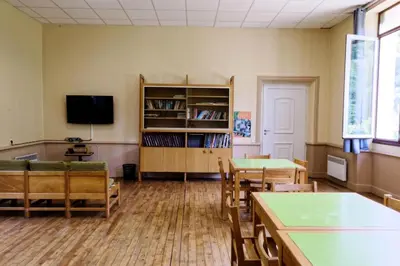 Télévision ou salle de divertissement dans l'établissement Gîte de France Gîte ecole 4 3 épis - Gîte de France 4 personnes MAE-6354