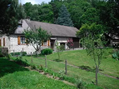 Jardin de l'établissement Gîte de France à Sainte Fortunade 2 épis - Gîte de France 5 personnes MAE-6454