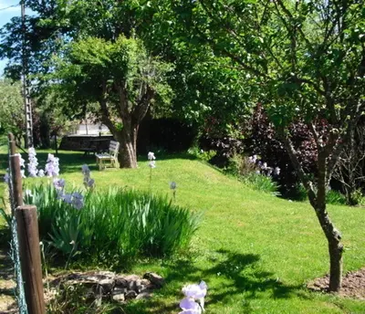 Jardin de l'établissement Gîte de France à Sainte Fortunade 2 épis - Gîte de France 5 personnes MAE-6454